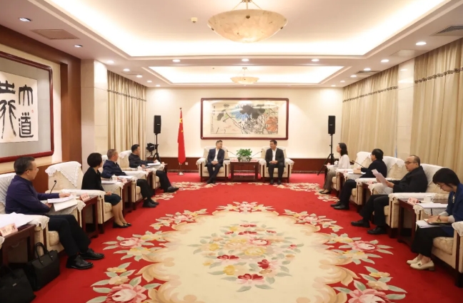  He Baoxiang Meets with Relevant Comrades from Sichuan Provincial Committee of the National Revolutionary Committee and Panzhihua City